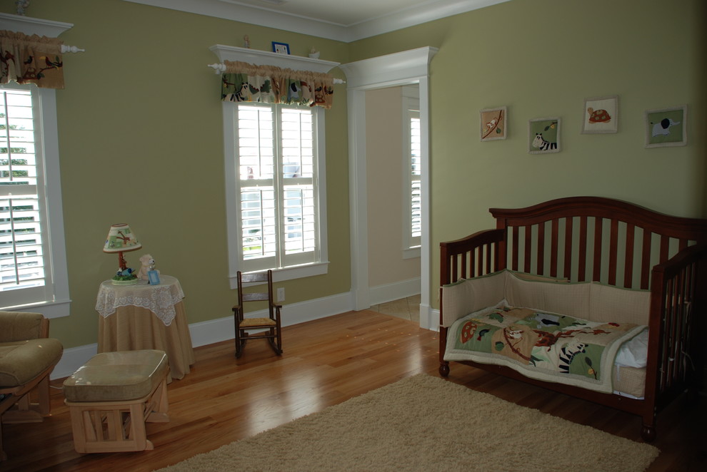 Idée de décoration pour une chambre de bébé neutre tradition avec un mur vert.