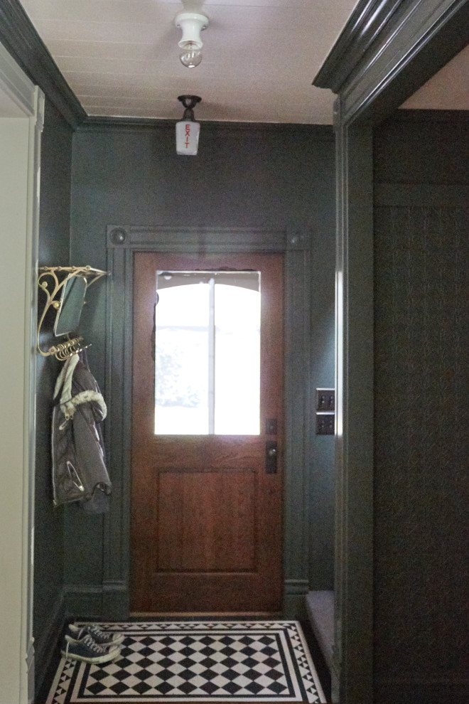 Example of a transitional home design design in Chicago