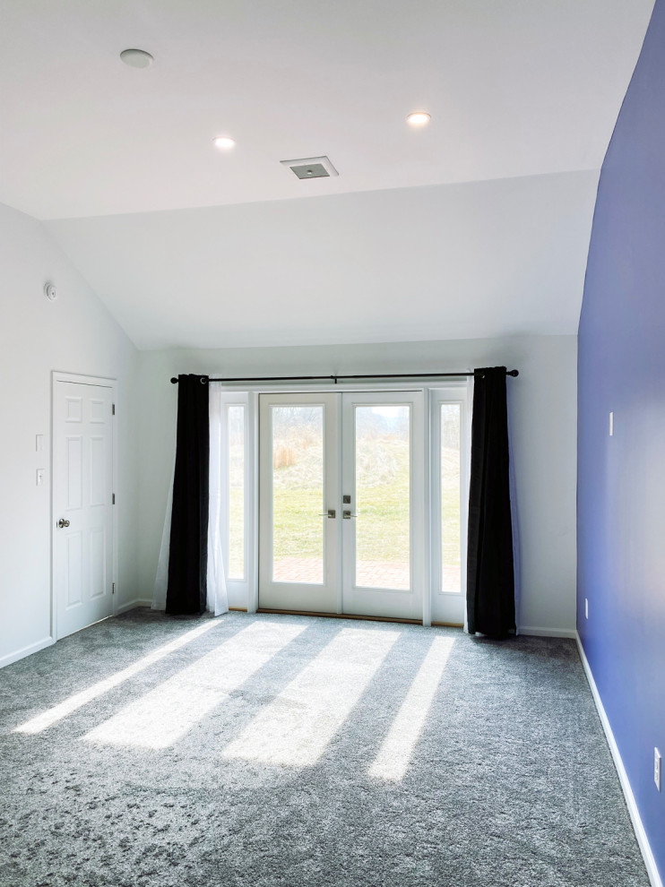 Ispirazione per una camera matrimoniale design di medie dimensioni con pareti viola, moquette, pavimento grigio e soffitto a volta
