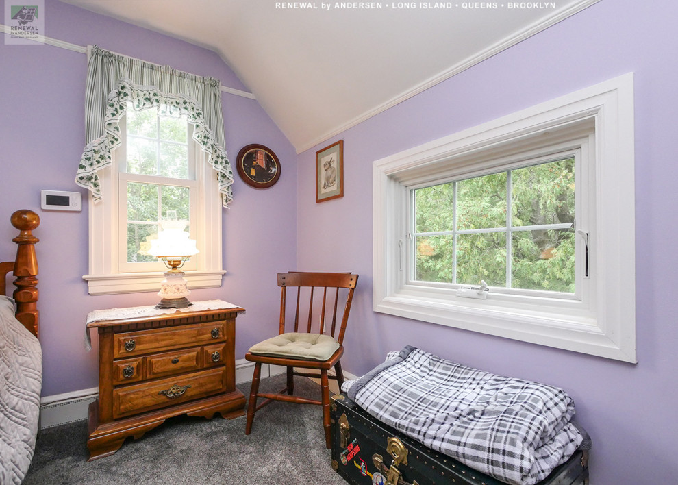 Свежая идея для дизайна: большая хозяйская спальня с фиолетовыми стенами, ковровым покрытием и серым полом без камина - отличное фото интерьера