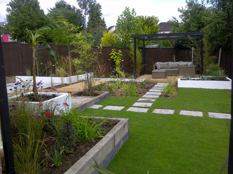 Photo of a contemporary landscaping in Hampshire.