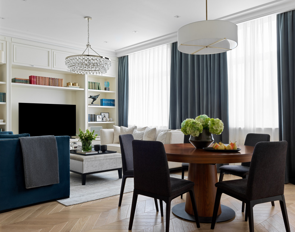 Идея дизайна: гостиная-столовая среднего размера в стиле неоклассика (современная классика) с светлым паркетным полом, бежевым полом и серыми стенами
