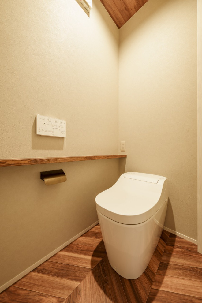 Aménagement d'un WC et toilettes moderne de taille moyenne avec un bidet, un mur blanc, parquet clair, un sol marron, un plafond en papier peint et du papier peint.