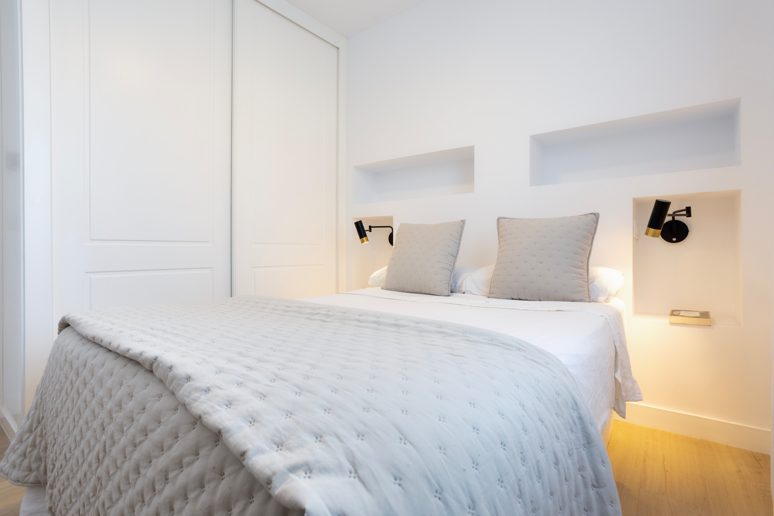 Ideas para la reforma de un dormitorio principal de tamaño mediano con suelo laminado de estilo mediterráneo en Málaga