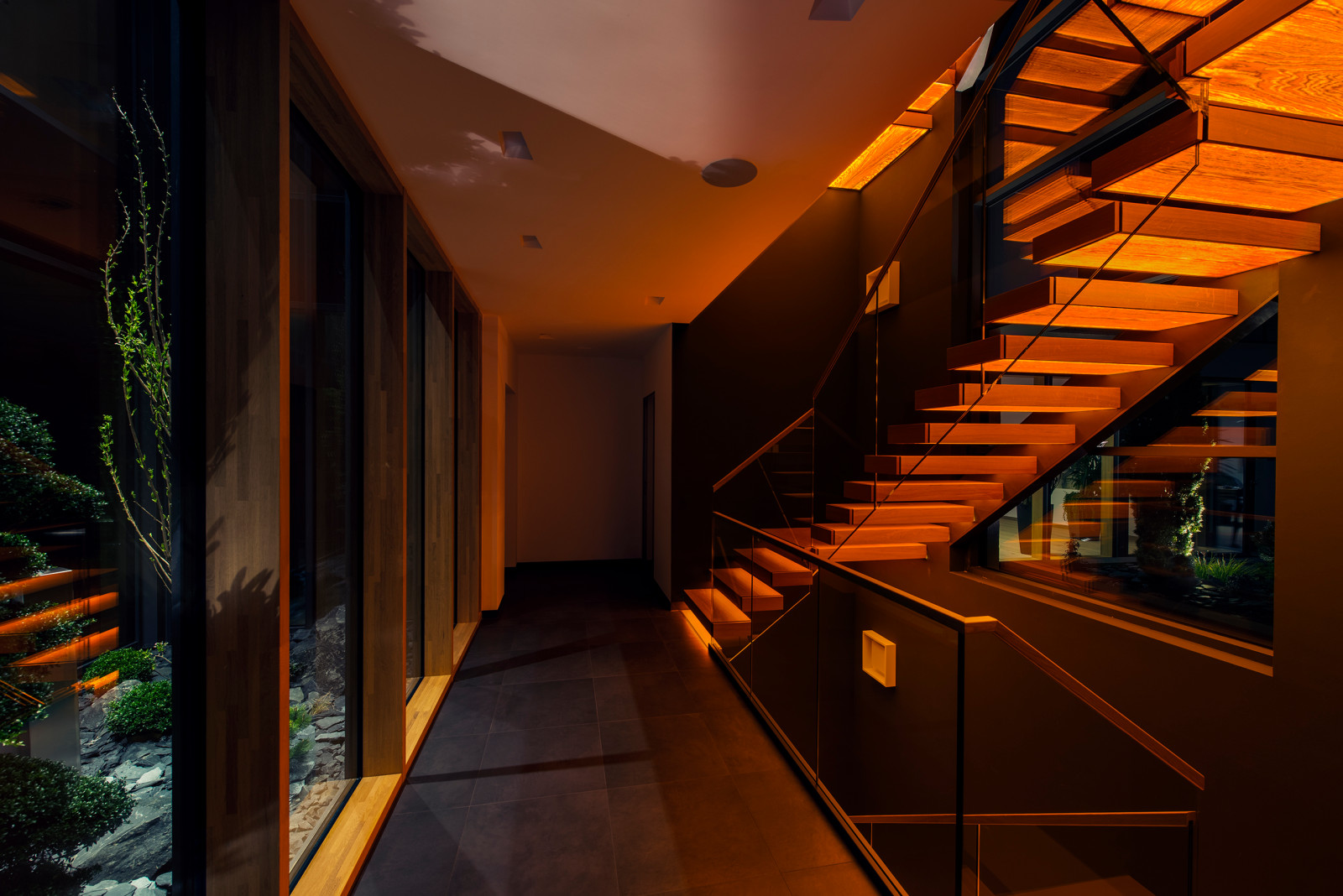 Консольная лестница с инновационной встроенной подсветкой