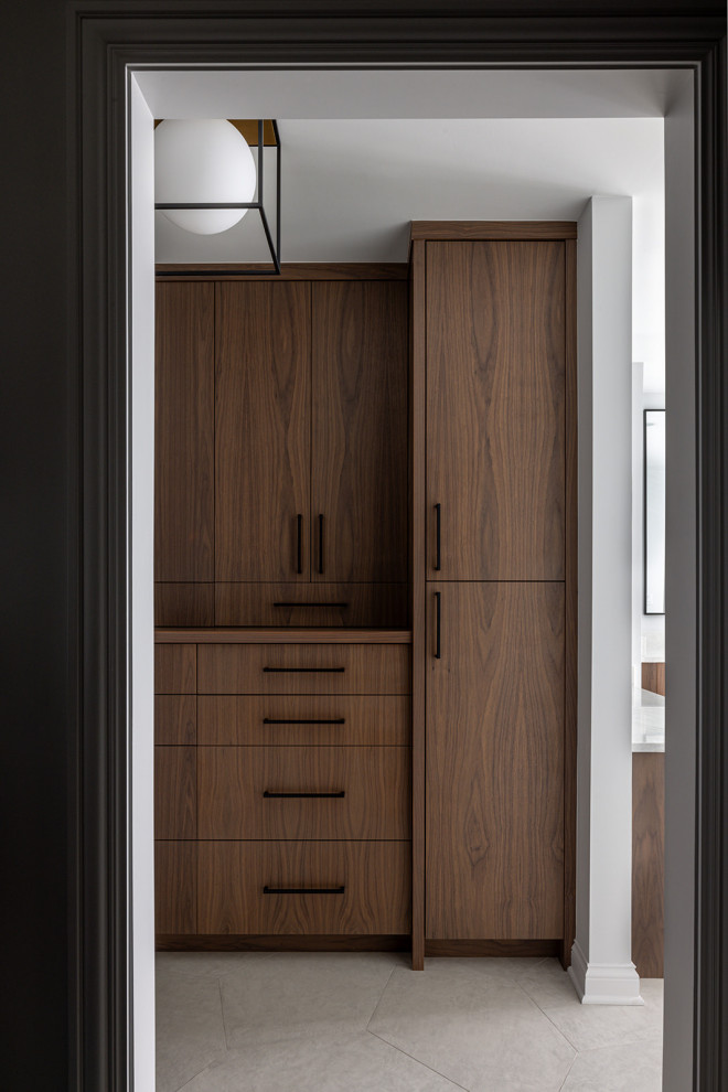 Design ideas for a transitional storage and wardrobe in Chicago.