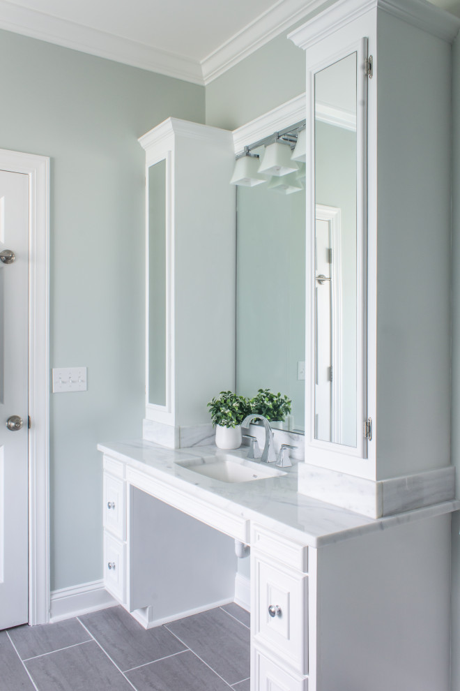 Foto di una stanza da bagno padronale stile marinaro di medie dimensioni con top in granito, un lavabo e mobile bagno incassato