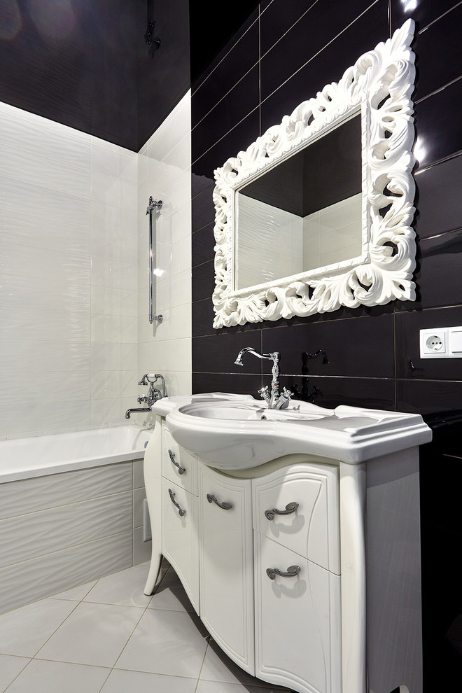 Дуплекс в трех уровнях и чёрно-белых тонах.