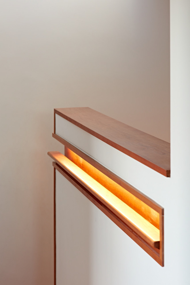 Idées déco pour un escalier droit rétro en bois de taille moyenne avec un garde-corps en bois.