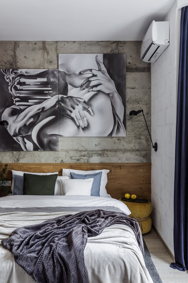 Industrial Schlafzimmer mit grauer Wandfarbe, Laminat, beigem Boden und Wandpaneelen in Sonstige