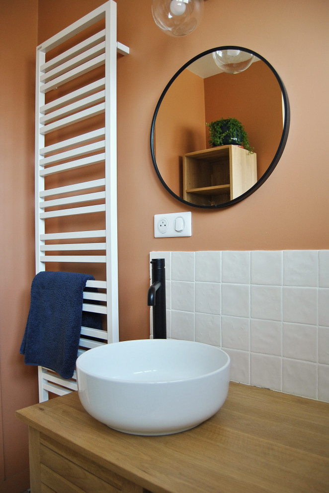 Inredning av ett skandinaviskt mellanstort en-suite badrum, med skåp i ljust trä, en öppen dusch, vit kakel, keramikplattor, orange väggar, klinkergolv i keramik, ett nedsänkt handfat, träbänkskiva och flerfärgat golv