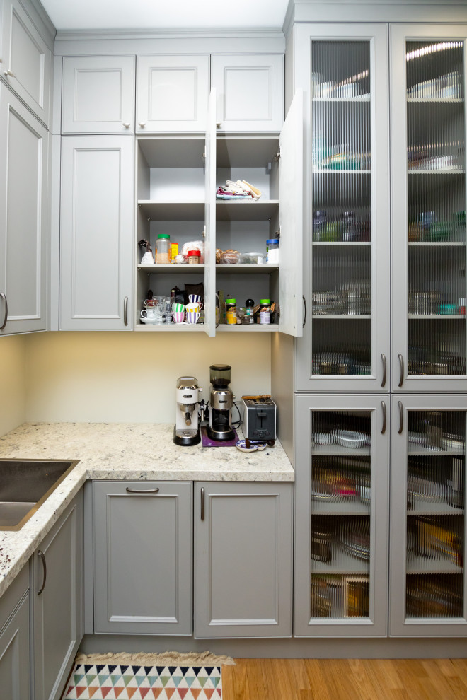 Светло-серая кухня в классическом стиле