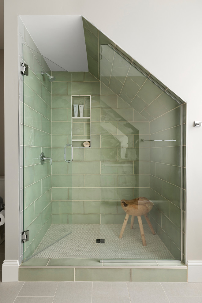 Exempel på ett mellanstort maritimt flerfärgad flerfärgat badrum med dusch, med beige väggar, grått golv, skåp i shakerstil, gröna skåp, en dusch i en alkov, en toalettstol med separat cisternkåpa, grön kakel, keramikplattor, klinkergolv i porslin, ett undermonterad handfat, marmorbänkskiva och dusch med gångjärnsdörr