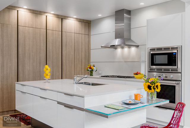Modern modes in an eclectic Brookline, MA abode minimalistisch-kueche