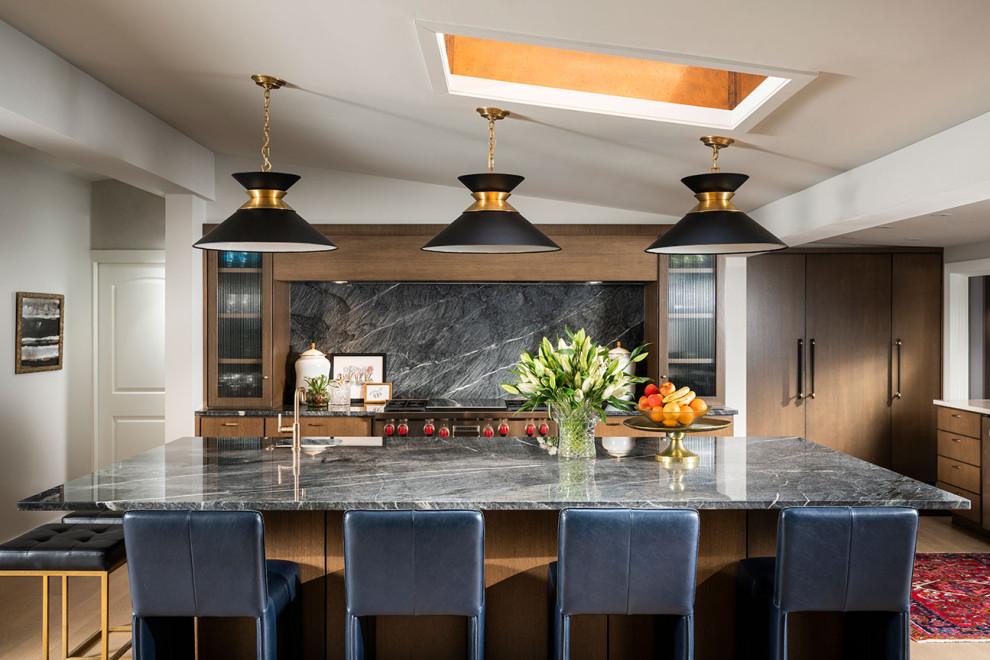 Idee per una grande cucina minimalista con ante lisce, ante marroni, top in marmo, paraspruzzi nero, paraspruzzi in marmo, top nero e soffitto a volta
