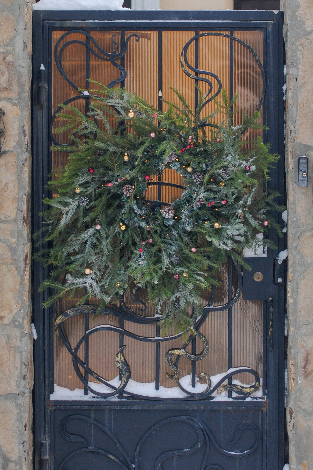 Новый год стучится в дверь