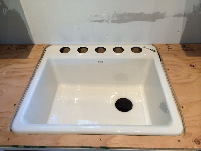 Leveling an undermount cast-iron sink