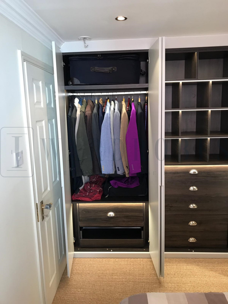 Imagen de armario y vestidor actual de tamaño medio con a medida y puertas de armario de madera en tonos medios