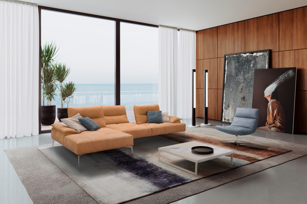 Esempio di un ampio soggiorno minimal stile loft con pareti beige, parquet chiaro, pavimento beige e boiserie
