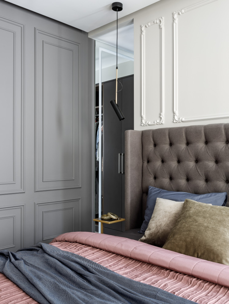 Источник вдохновения для домашнего уюта: спальня среднего размера в стиле неоклассика (современная классика) с серыми стенами, паркетным полом среднего тона и коричневым полом