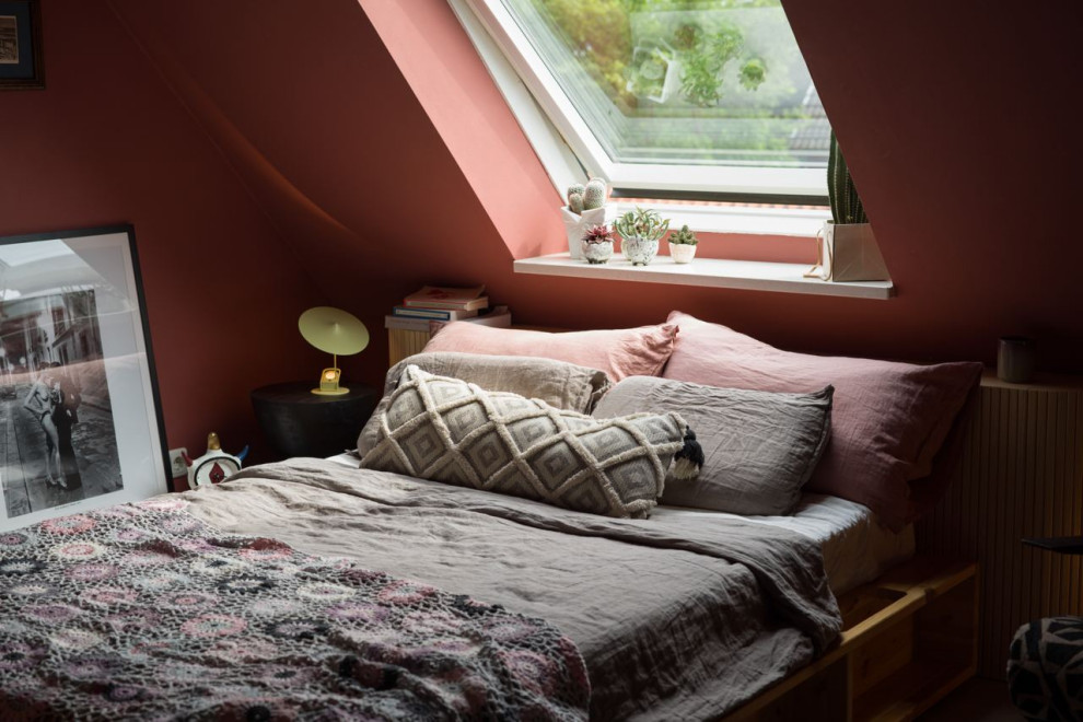 Réalisation d'une petite chambre parentale bohème avec un mur rouge, sol en stratifié, un sol gris et un plafond décaissé.