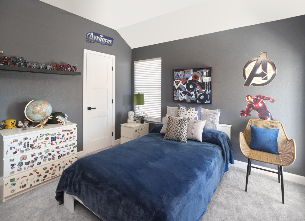Imagen de dormitorio infantil clásico renovado de tamaño medio con paredes beige, moqueta y suelo gris