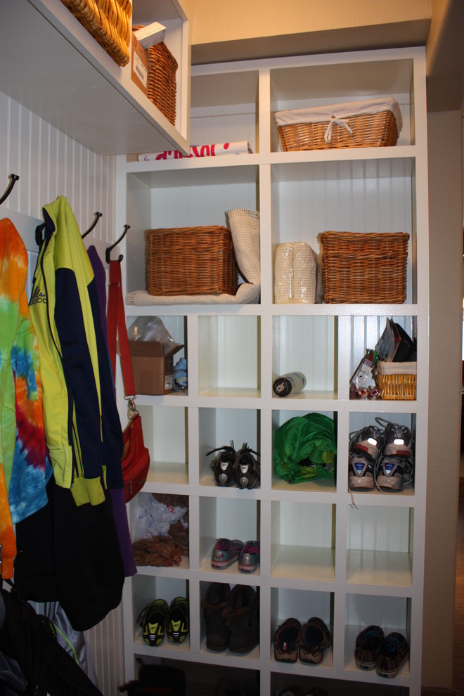 Example of a transitional entryway design in Denver