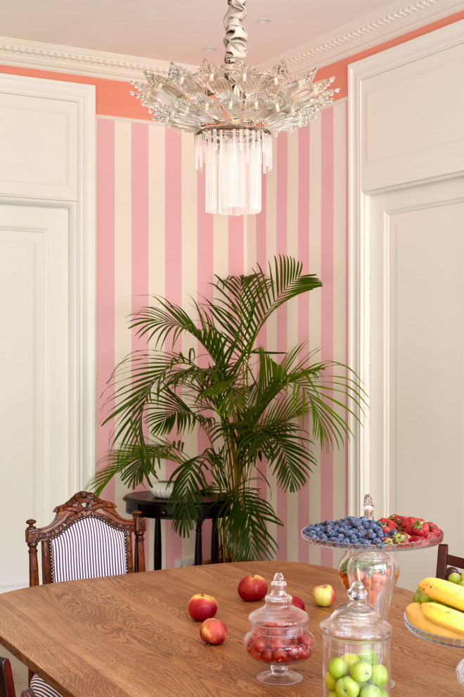 Столовая и кухня в розовую полоску