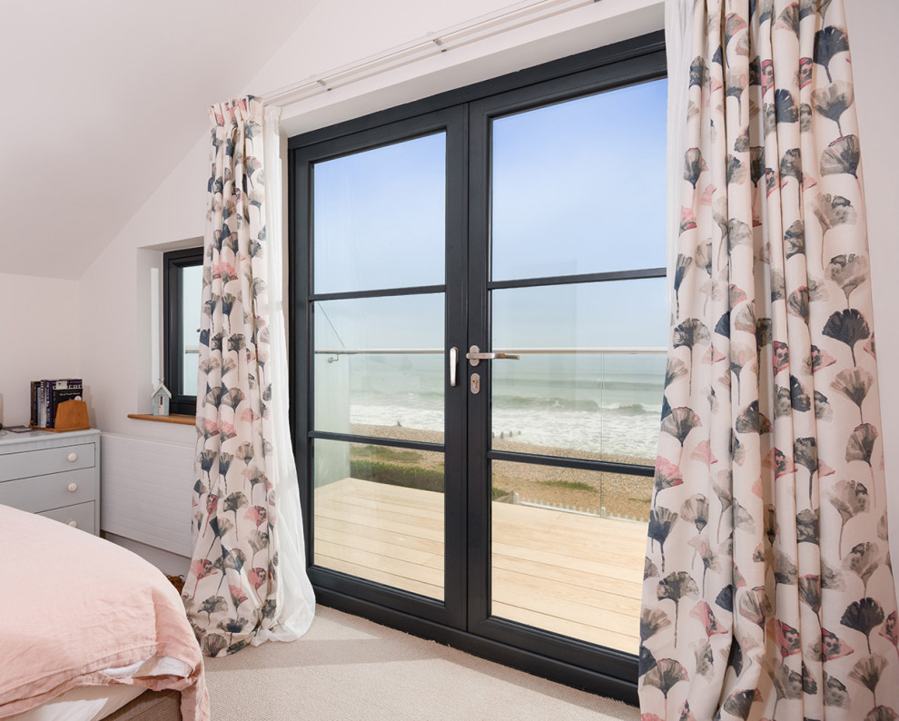Großes Maritimes Gästezimmer mit beiger Wandfarbe, Teppichboden und beigem Boden in Hertfordshire