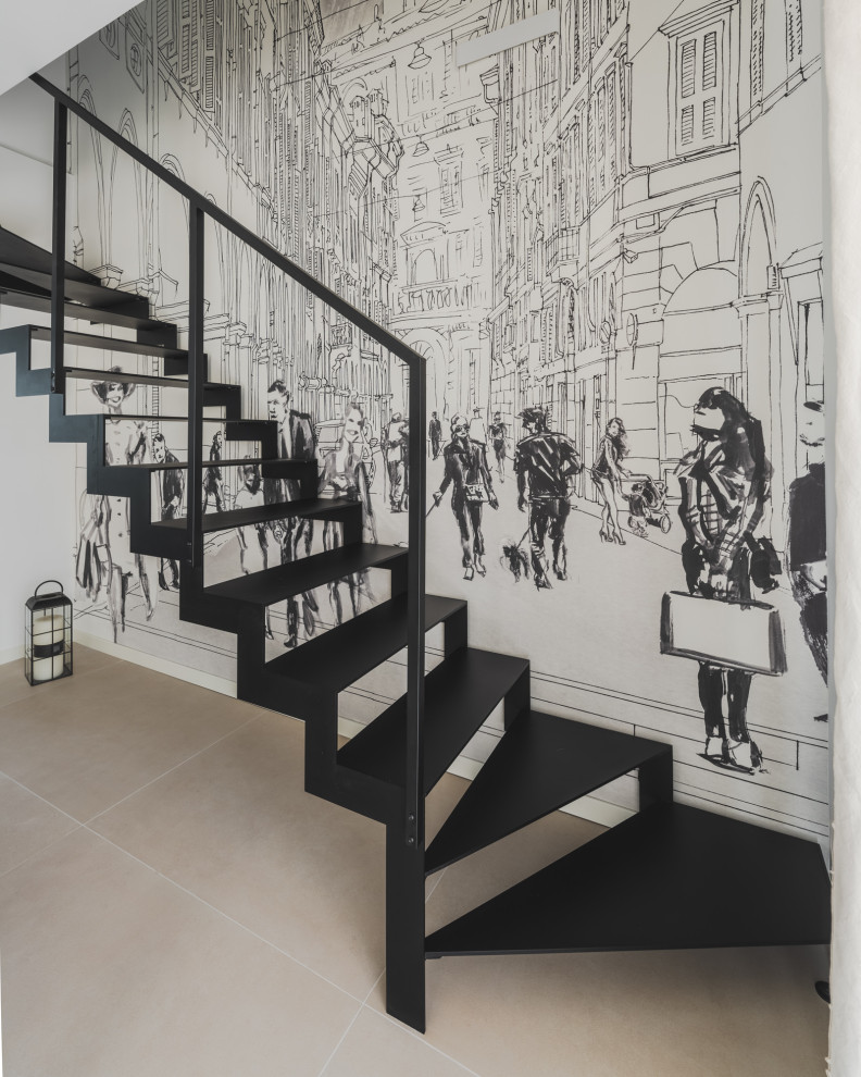 Cette image montre un escalier sans contremarche urbain en L de taille moyenne avec des marches en métal, un garde-corps en métal et du papier peint.