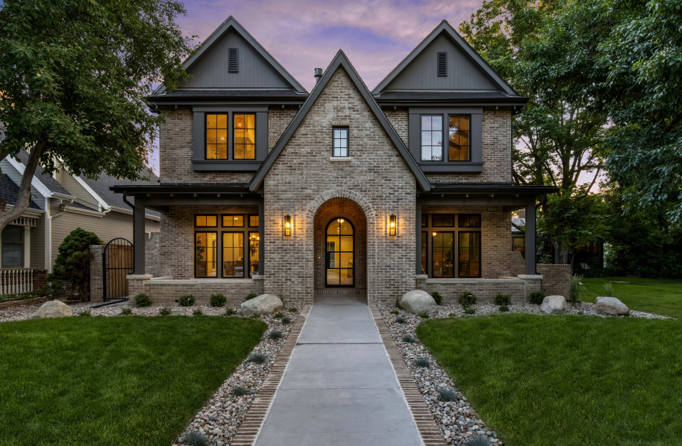 Zweistöckiges Einfamilienhaus mit Backsteinfassade, grauer Fassadenfarbe und Satteldach in Denver