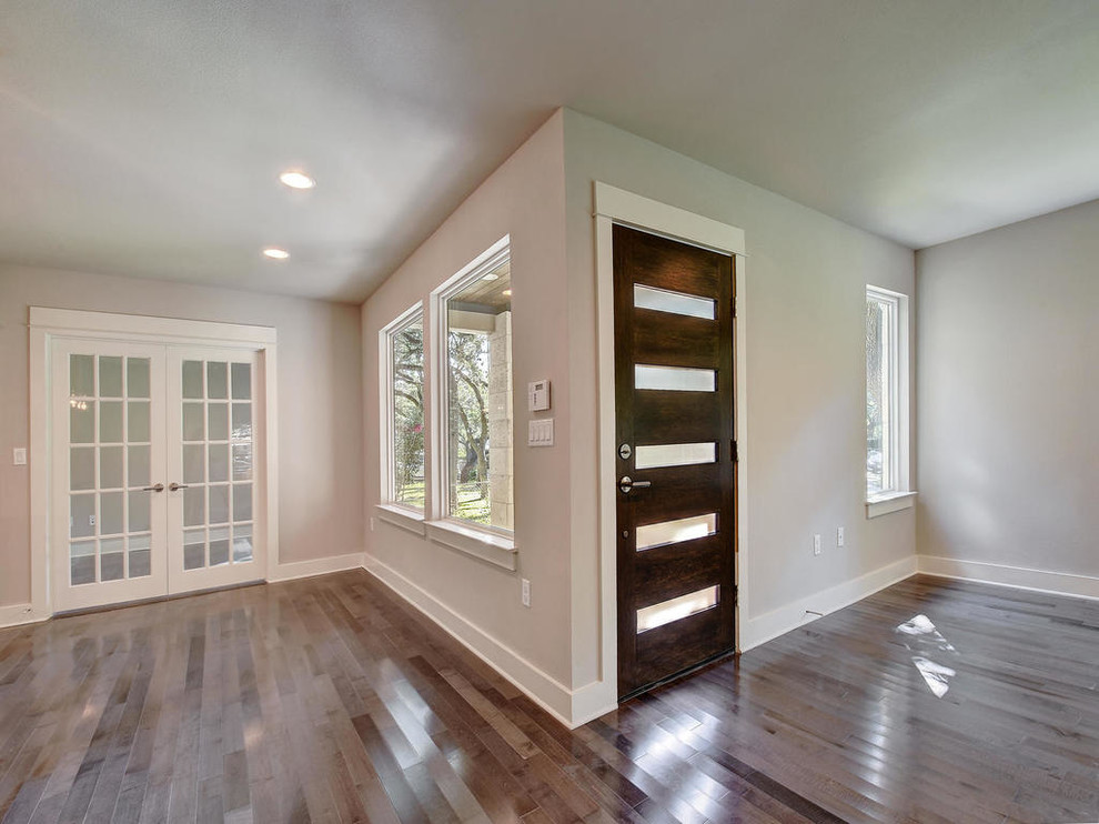 Transitional home design photo in Austin