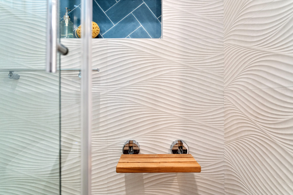 Пример оригинального дизайна: большая главная ванная комната в морском стиле с душем в нише, синей плиткой, керамической плиткой и белыми стенами