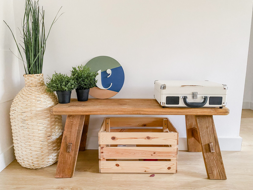 Modelo de hall pequeño con paredes blancas, suelo de madera en tonos medios y suelo beige