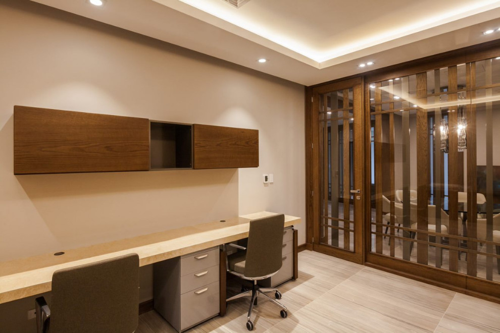 Foto di un grande ufficio contemporaneo con pareti beige, pavimento in marmo, scrivania autoportante, pavimento beige e carta da parati