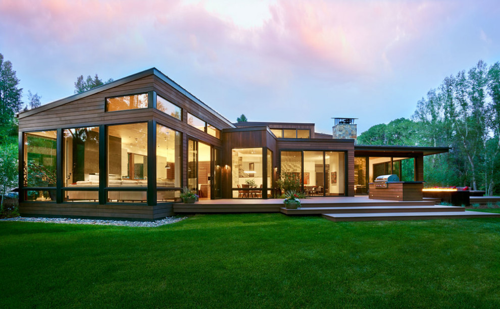 Стильный дизайн: одноэтажный частный загородный дом среднего размера в стиле модернизм с плоской крышей и крышей из смешанных материалов - последний тренд