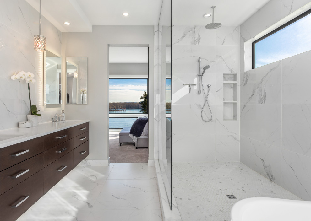 Idéer för att renovera ett mellanstort funkis vit vitt en-suite badrum, med ett japanskt badkar, en hörndusch, en toalettstol med hel cisternkåpa, vit kakel, stenkakel, vita väggar, marmorgolv, ett undermonterad handfat, bänkskiva i kvartsit, vitt golv och med dusch som är öppen