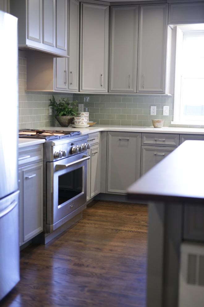L-shaped eat-in kitchen photo with flat-panel cabinets, gray cabinets and an island