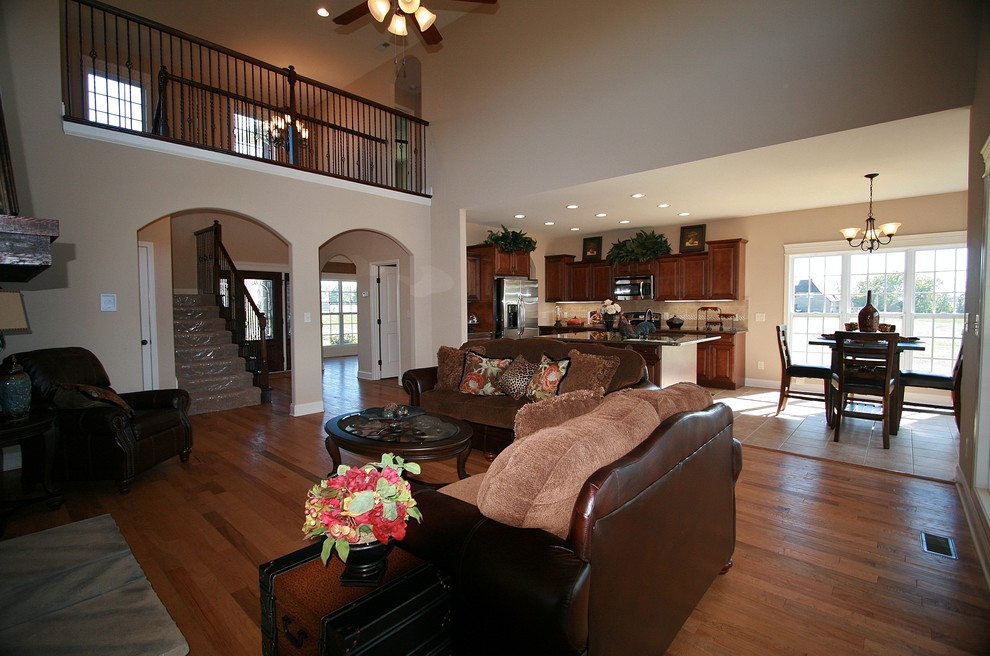 Photo of a traditional family room in Nashville.