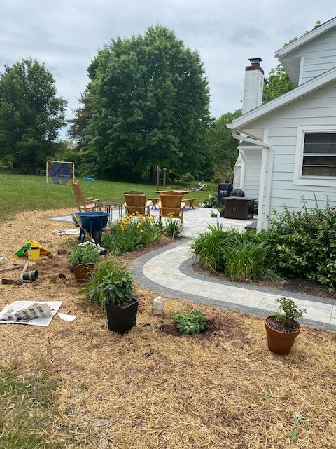 Cambridge Oceanside Pavers with coal river rock border