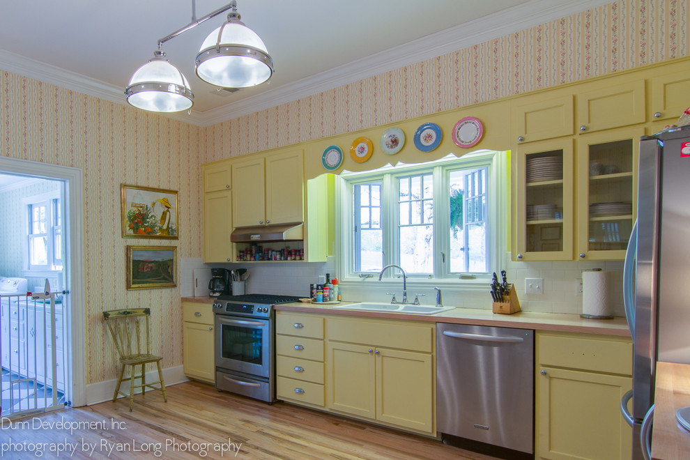 This is an example of a country kitchen in Nashville.