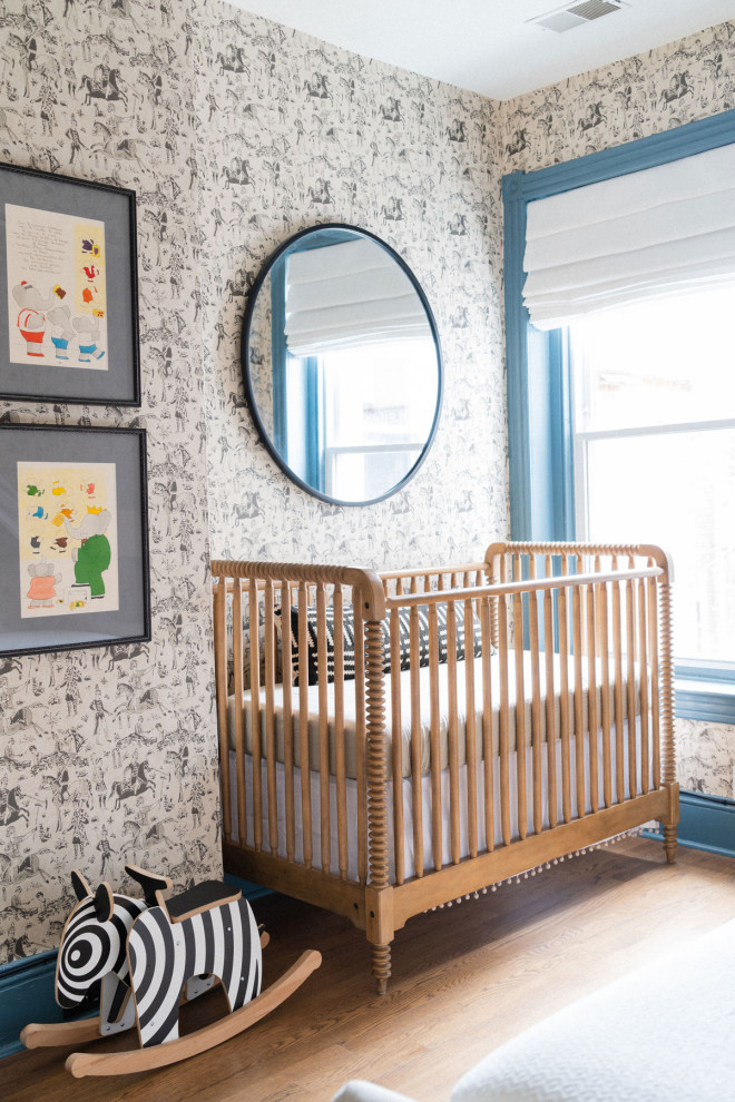 Источник вдохновения для домашнего уюта: нейтральная комната для малыша в стиле неоклассика (современная классика) с серыми стенами, паркетным полом среднего тона, коричневым полом и обоями на стенах