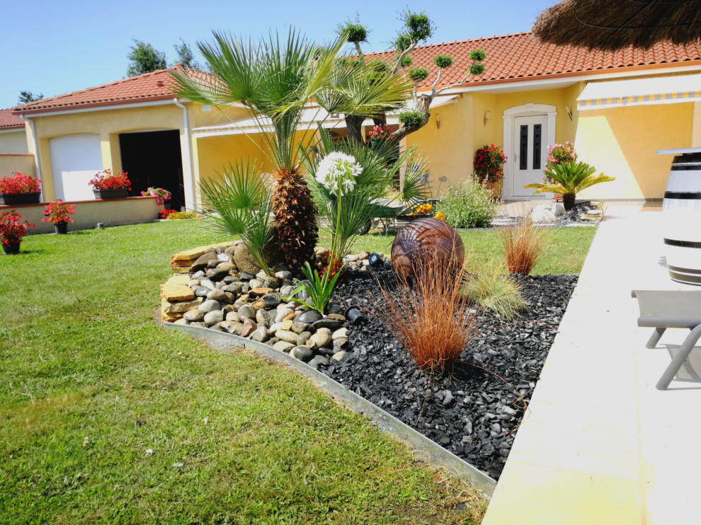 На фото: участок и сад в средиземноморском стиле с камнем в ландшафтном дизайне с