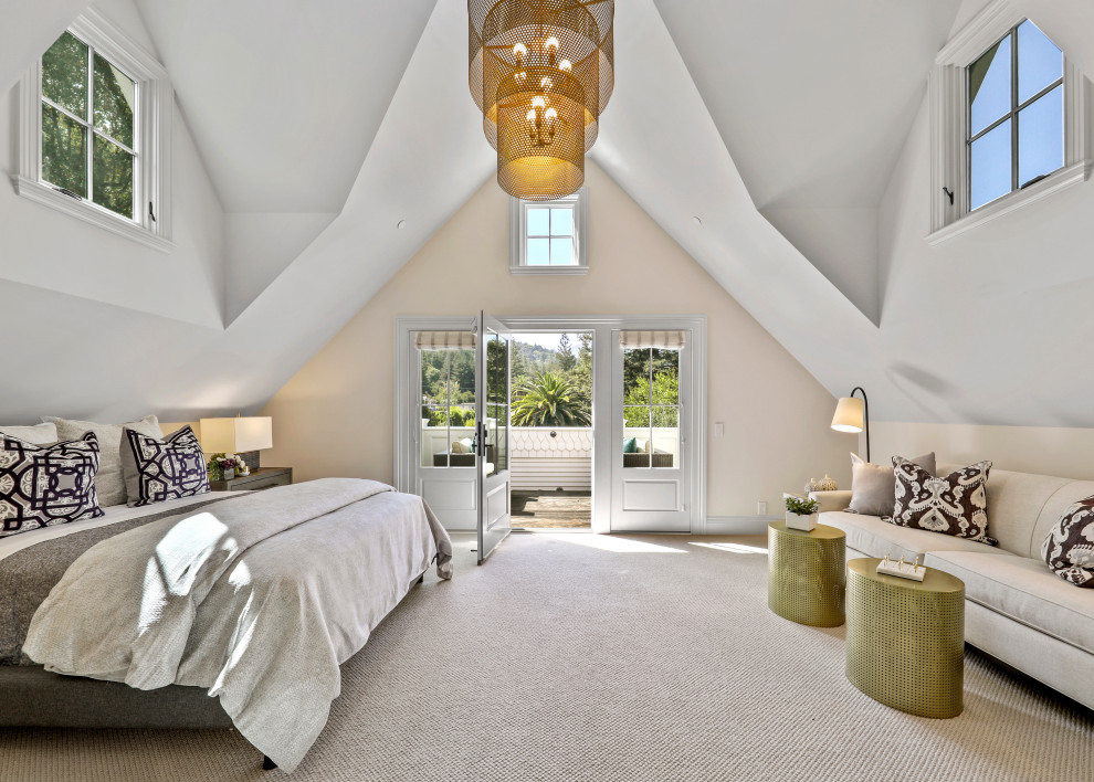Стильный дизайн: хозяйская спальня среднего размера в стиле кантри с белыми стенами, ковровым покрытием, бежевым полом и сводчатым потолком - последний тренд