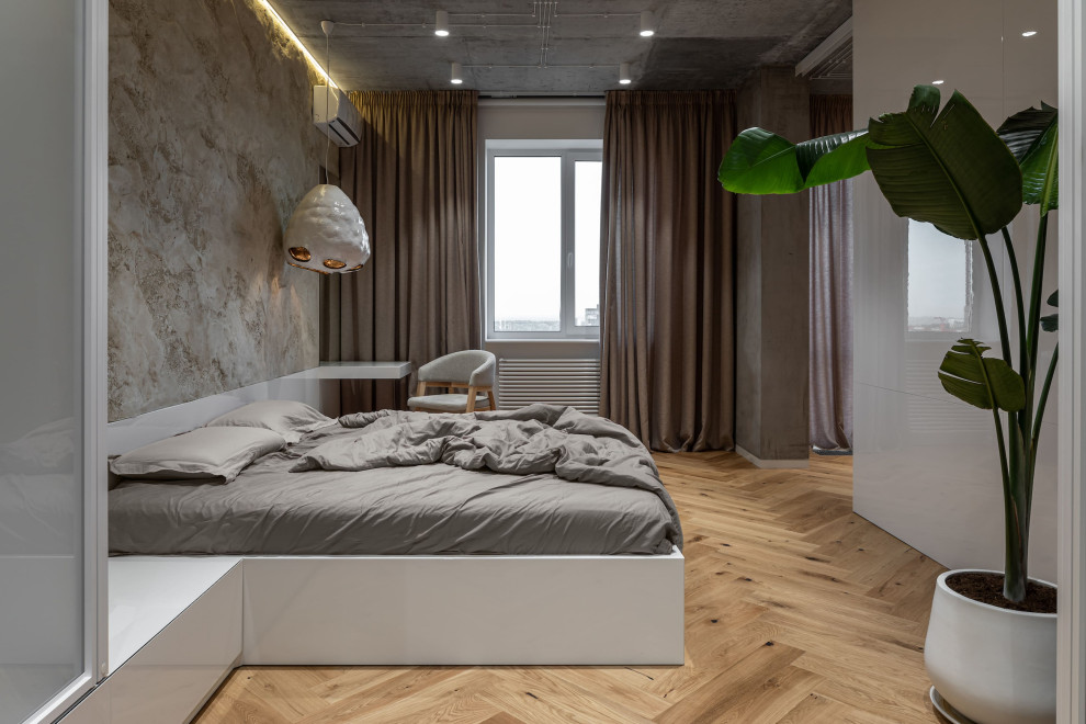 На фото: спальня в стиле модернизм с светлым паркетным полом с