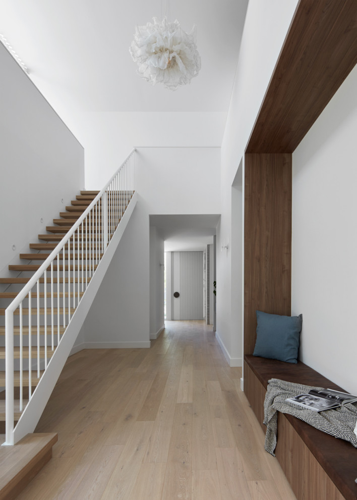 Ejemplo de escalera recta de tamaño medio sin contrahuella con escalones de madera y barandilla de metal
