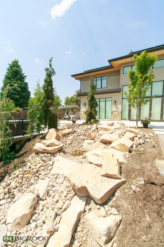 Foto di un giardino xeriscape moderno dietro casa con sassi e rocce e sassi di fiume
