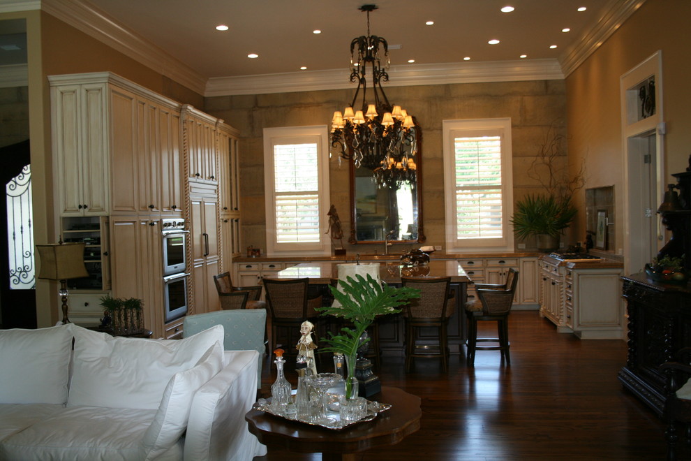 Kitchen - kitchen idea in Miami