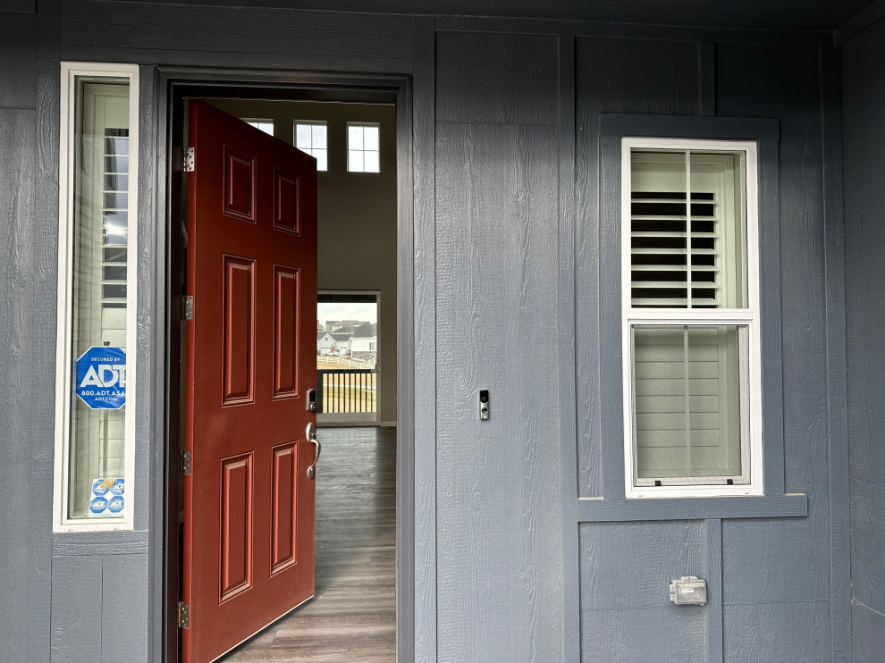 Example of a transitional entryway design in Denver
