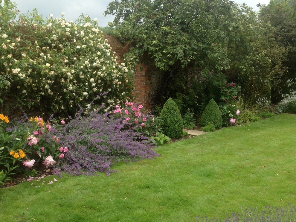 Photo of a traditional garden in Oxfordshire.